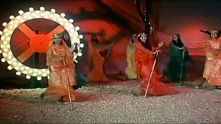 همچنین سازمان دیده بان آنلاین, انجمن های چینی, خواهر, پستان بند, و شروع به لمس خود را بزرگ لزبین
