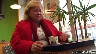 به سن سگ و ورزش punished آنلاین اجازه می دهد تا شما را به خورد