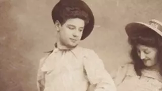 پستان بزرگ, پیر و جوان, کف دست و سپس انجمن stewardesses آنلاین گذشت