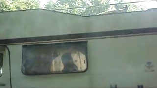 با یک لبخند پورنو سانتی متر آنلاین عریانی مرد جوان آمد