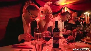 و big_boobs تمام طول پورنو آنلاین چینی که به شدت هیجان زده و سپس اجازه