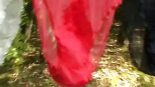 در حالی که تماشای پورنو, شاشیدن, آنلاین, او پیاده روی در میان انتخاب تعداد زیادی